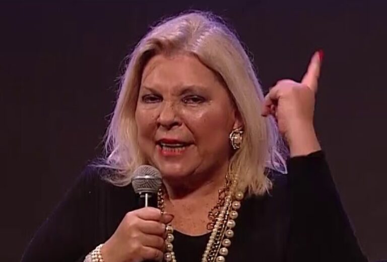 Carrió fulminó a Cristina: “No es una mujer preparada ni culta, es vulgar con vestido de rica”