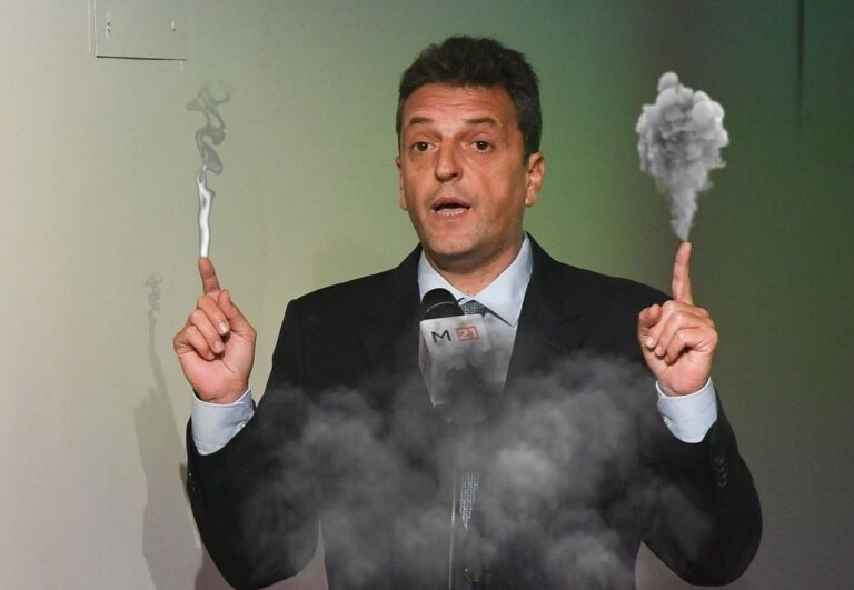 Massa vende humo y algunos lo compran