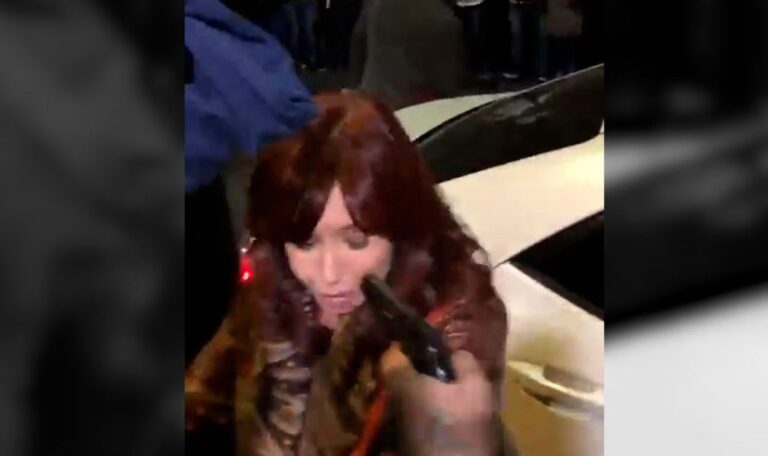 Intentaron matar a Cristina Kirchner en la puerta de su casa: hay un detenido