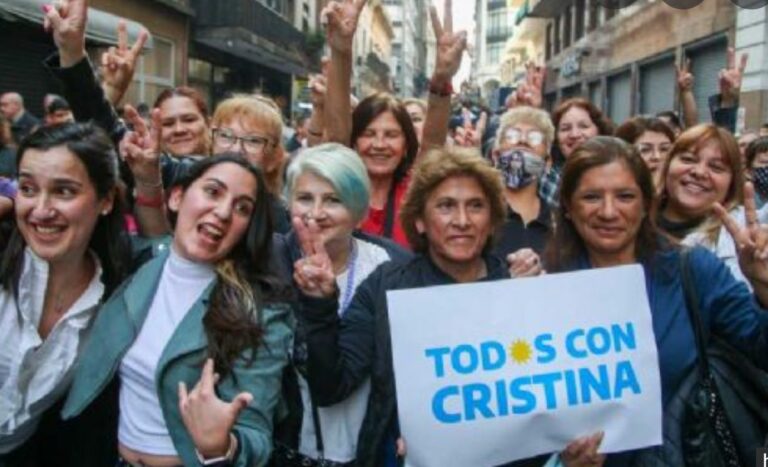 La izquierda y sectores afines al Gobierno marchan en defensa de Cristina Kirchner