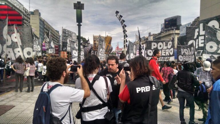 Gobierno que no gobierna y cría cuervos