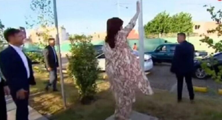 ¿A quién saluda?: el curioso video de Cristina Kirchner antes del acto en Avellaneda