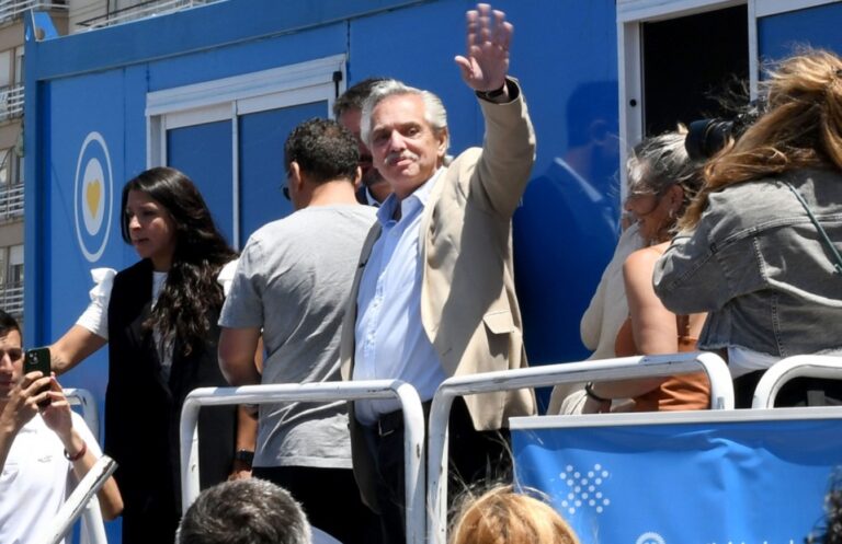 Alberto fue despedido con insultos en Miramar: “Chau ladrón”