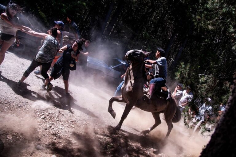 Militantes K quisieron entrar por la fuerza a Lago Escondido y fueron echados por los gauchos