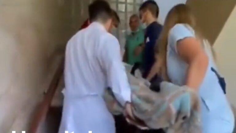 Trasladan a pacientes en una tabla por escalera: la triste realidad de los hospitales bonaerenses