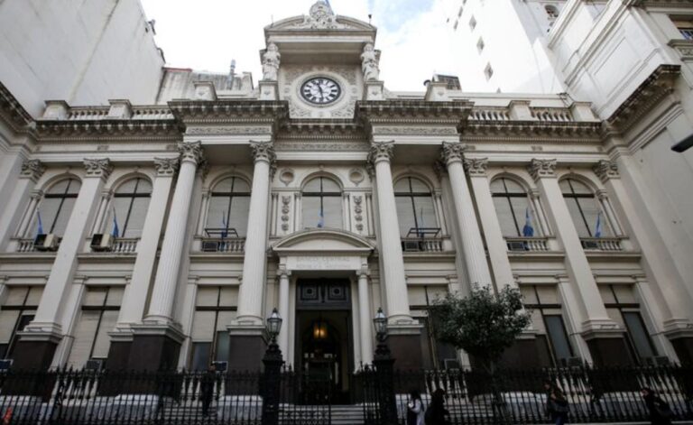Más Cepo: los que ingresen a la nueva moratoria previsional no podrán comprar dólares
