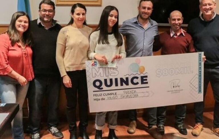 Intendente K entrega bono de $80.000 a empleados para la fiesta de 15 de sus hijas