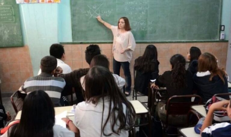 Otro golpe de Kicillof a la educación: aprobaron eliminar las mesas de exámenes