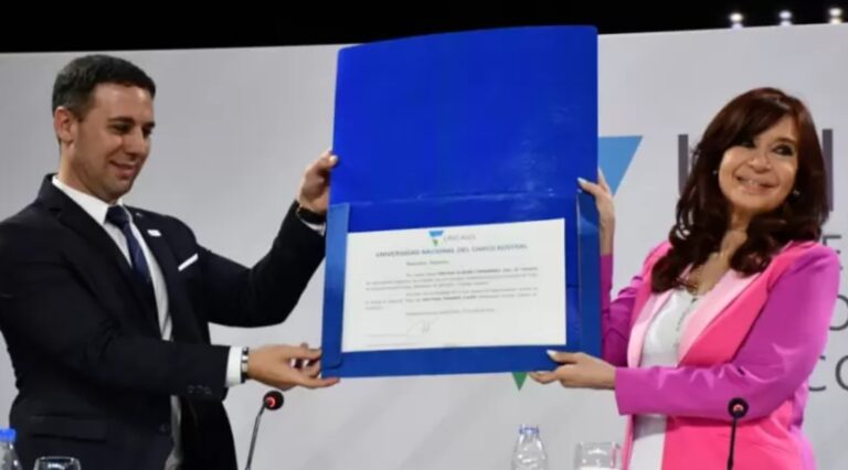 El rector que distinguió a CFK con el doctorado Honoris Causa fue visto orinando en la calle
