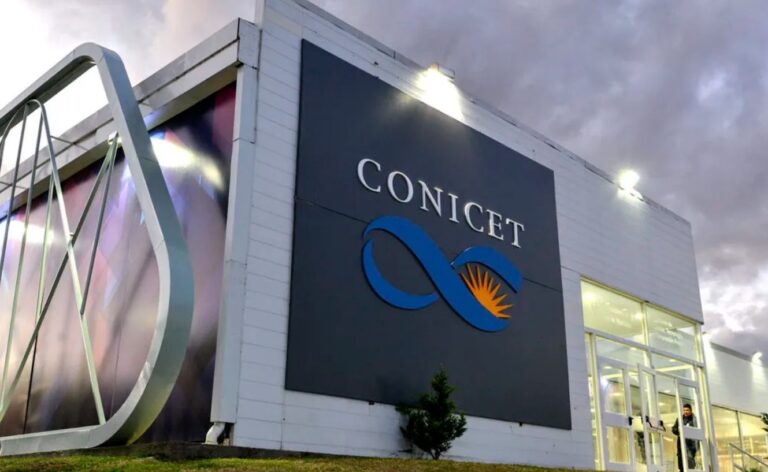 Científicos del Conicet marchan en repudio a la privatización que impulsaría Milei