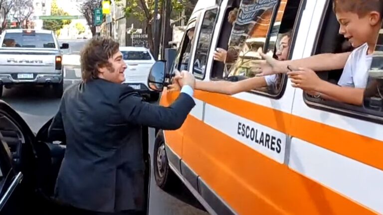 Rumbo a Olivos, Milei se bajó del auto para saludar a un micro escolar