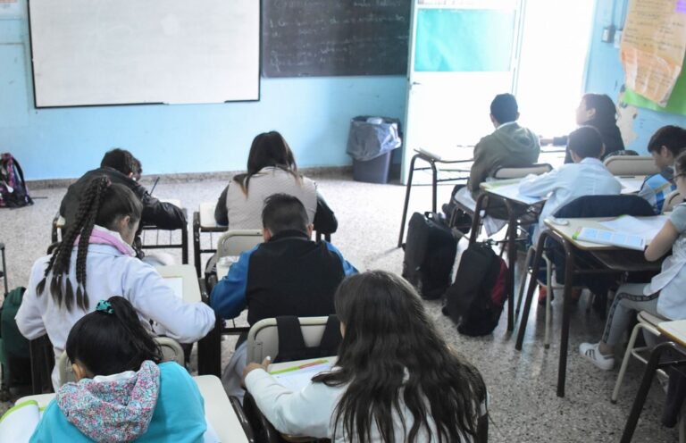 Escándalo en escuela de José C. Paz: mostraron a niños una película con escenas de sexo y sadomasoquismo