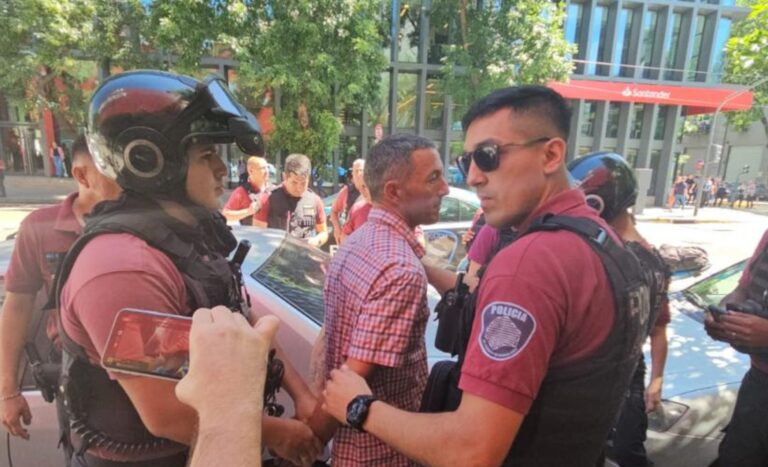 Detuvieron al militante K que le tiró un botellazo a Javier Milei