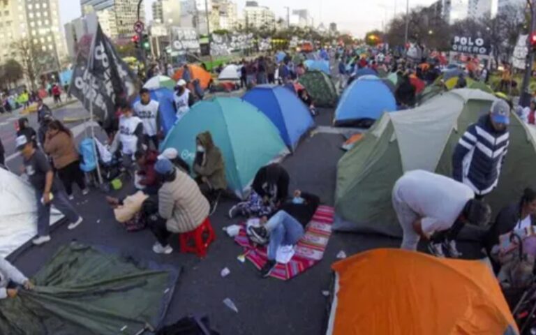 Beneficiarias de planes sociales denuncian que las obligaban a marchar embarazadas