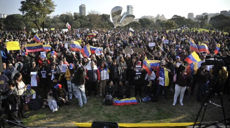 Una multitud marchó contra el dictador Maduro en Buenos Aires: “Venezuela Libre”