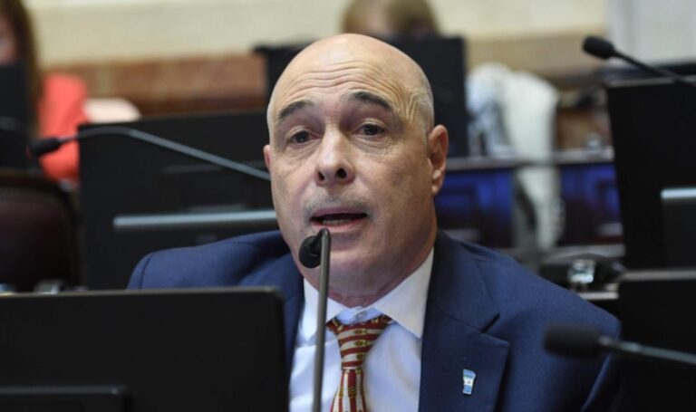 Escándalo: senador libertario confiesa que tiene más de 15 asesores y que los usa para hacer política