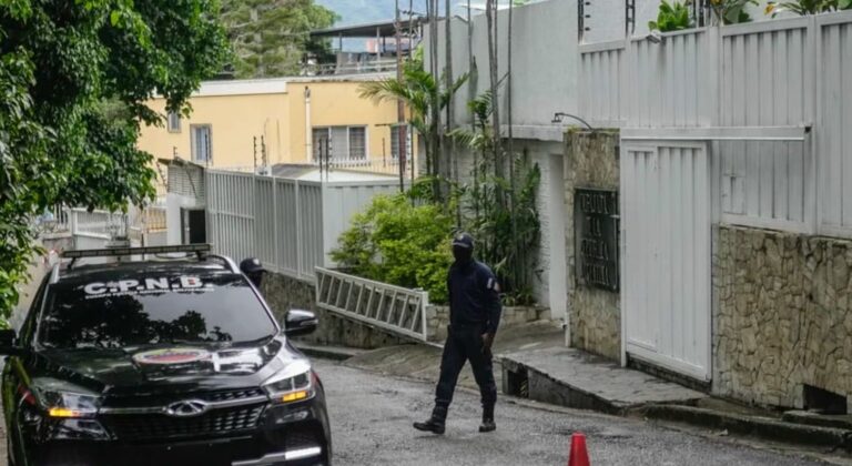 El dictador Maduro asedia la Embajada argentina en Caracas: hay temor por los seis asilados