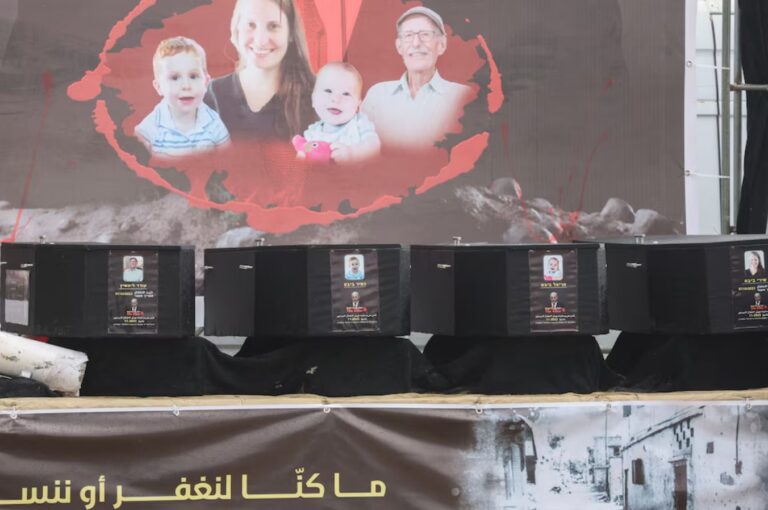 Imágenes desgarradoras: Israel recibió los cuerpos de los cuatro rehenes entregados por Hamas