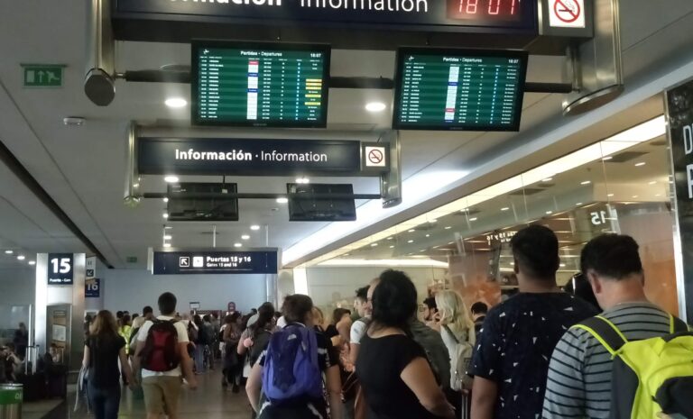 Denuncian que liberaron controles en la Aduana para no inspeccionar a una mujer con numerosas valijas