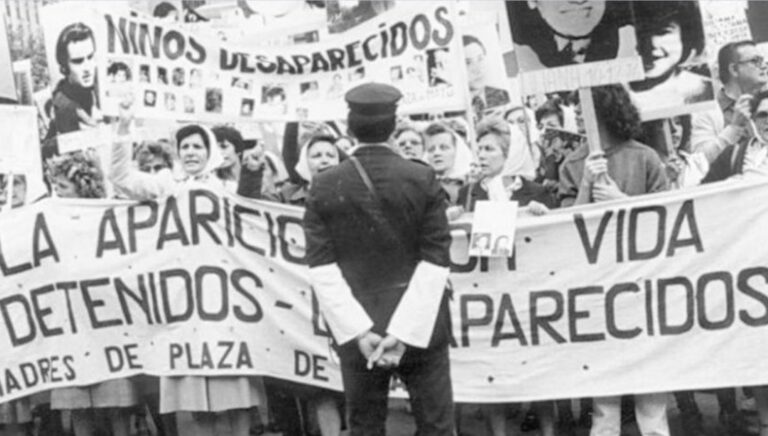 Con dardos a la oposición, el Gobierno reescribe su versión del pasado y ya trabaja en la desclasificación de los archivos de la dictadura