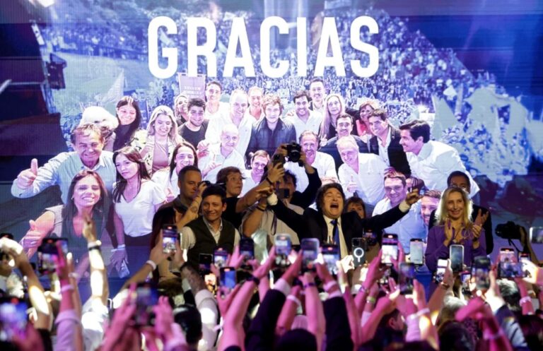 El país se pintó de violeta: LLA arrasa en las legislativas y vuelve a darle un mazazo al kirchnerismo