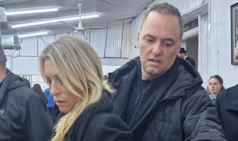 Denunciaron a Manuel Adorni en la Justicia por el viaje de su esposa a Nueva York