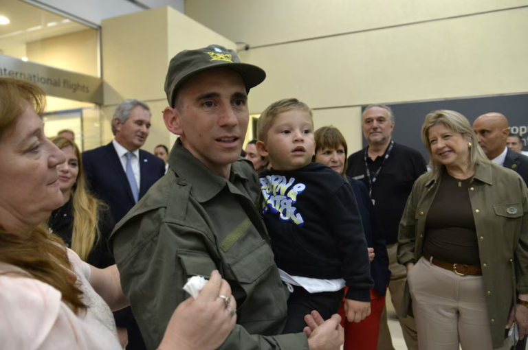 El emotivo reencuentro de Nahuel Gallo con su familia tras su calvario en Venezuela