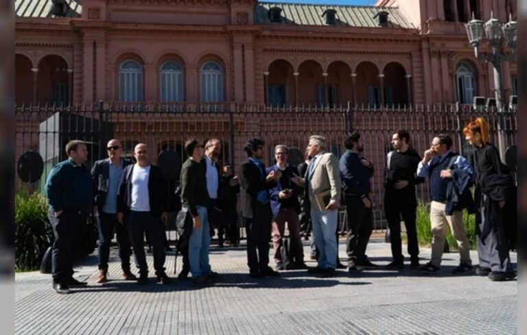 Nuevo ataque de Milei a la prensa: prohibió el ingreso de periodistas acreditados a Casa Rosada
