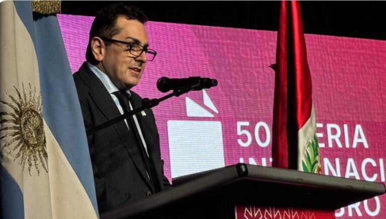 Abucheos contra el secretario de Cultura en la apertura de la Feria del Libro: “Chicos, basta, son cuatro”