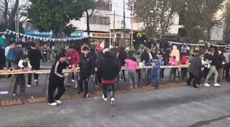 Insólito: vecinos saquearon un sándwich gigante de matambre a la pizza en Avellaneda