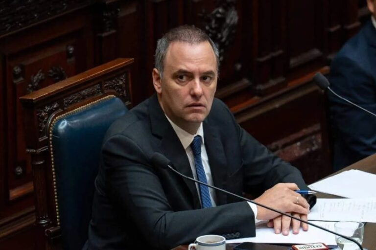 Adorni gambetea al Congreso y no irá a presentar su informe de gestión: también se cayó la sesión para interpelarlo