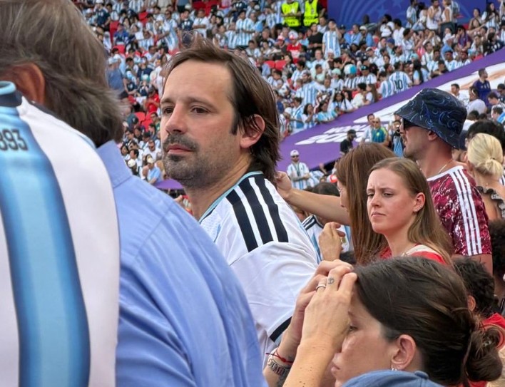 Descubren a un funcionario de Milei en el Mundial: fue visto en el partido ante Suiza y explotó la polémica