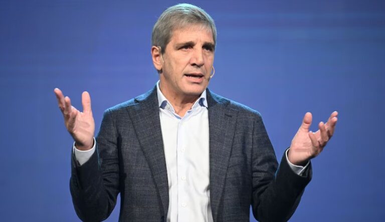 Caputo busca que los “dólares del colchón” ingresen a la economía: las claves del proyecto de Inocencia Fiscal