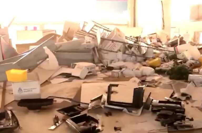 Jeringas, vacunas sin aplicar y residuos patológicos: el abandono del vacunatorio más grande de la Argentina