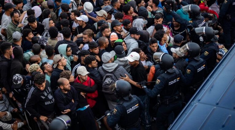 Caos en Ceuta: corridas y disparos en el traslado de migrantes al campamento del puerto