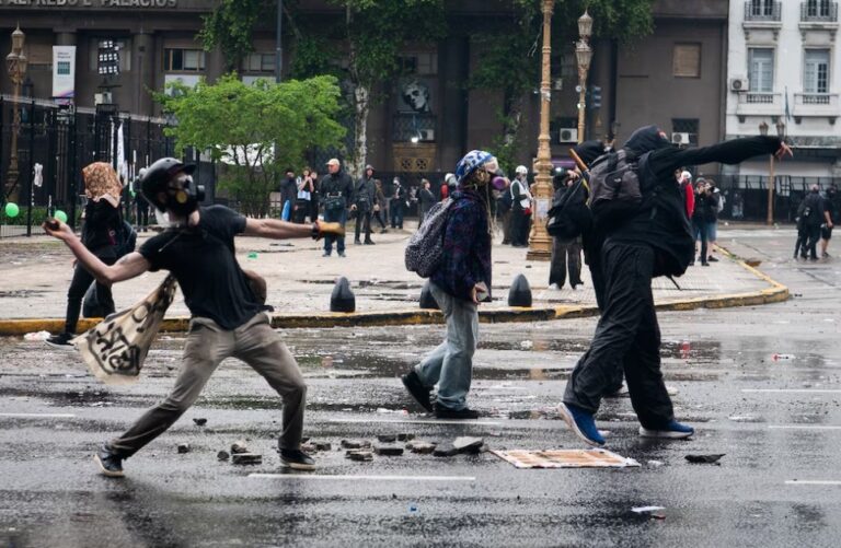 Marcha universitaria: el Gobierno presentó una denuncia penal tras los incidentes y destrozos frente al Congreso