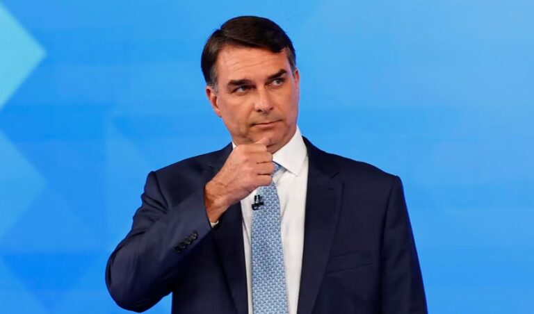 Golpe judicial para Flávio Bolsonaro: le prohibieron salir de Brasil tras perder las elecciones