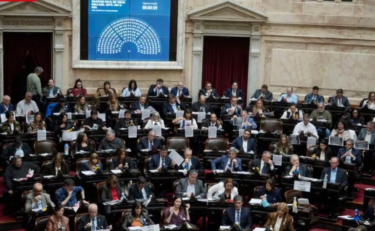 “Embusteros” y “de retirada”: las críticas al Gobierno por su maniobra para postergar el tratamiento del endeudamiento familiar
